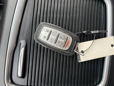 Used 2022 Chrysler Pacifica Touring-L image 51