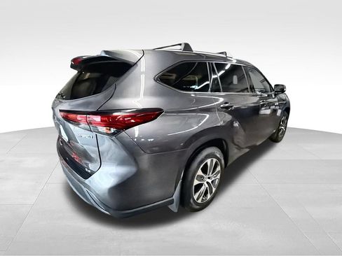 Used 2021 Toyota Highlander XLE AWD/4WD image 8