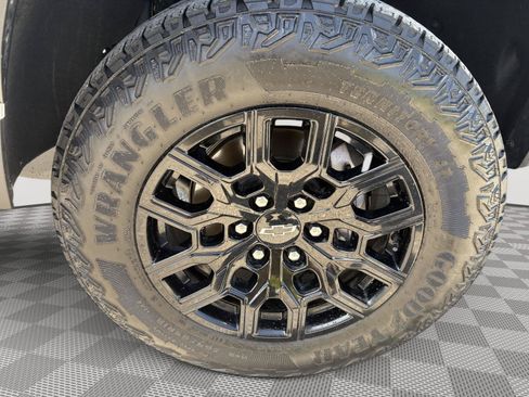 Used 2024 Chevrolet Colorado Trail Boss AWD/4WD image 9