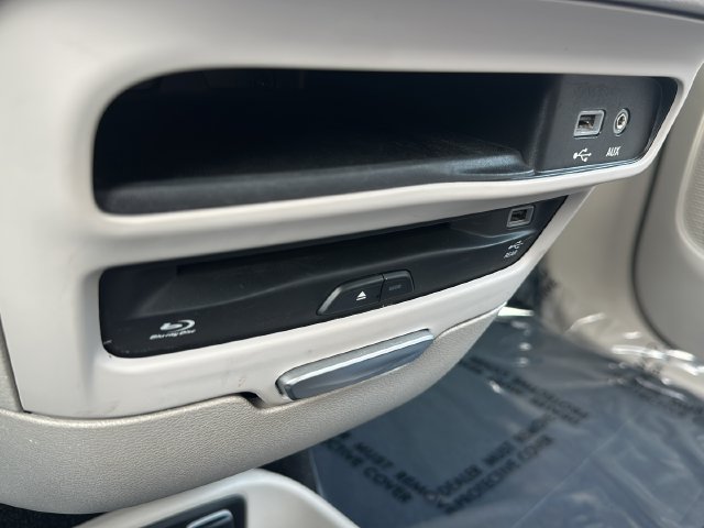 Used 2017 Chrysler Pacifica Touring-L Plus FWD image 43