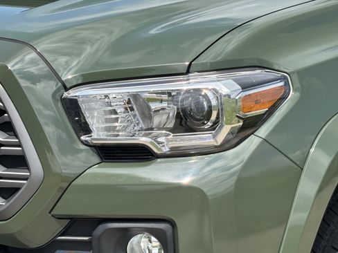 Used 2022 Toyota Tacoma TRD Sport AWD/4WD image 6