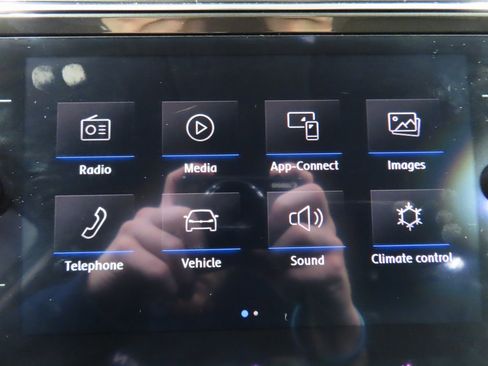 Used 2019 Volkswagen Tiguan SE image 18