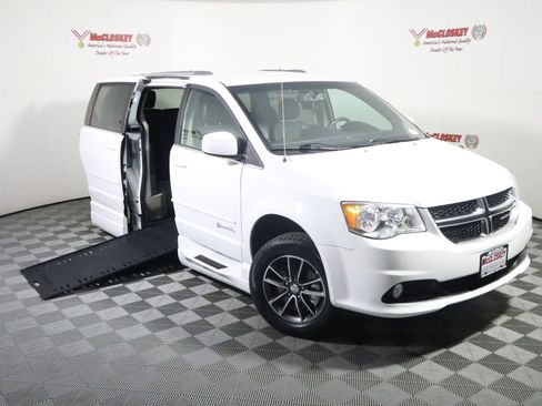 Used 2017 Dodge Grand Caravan SXT w/ Rear Park Assist Package image 6