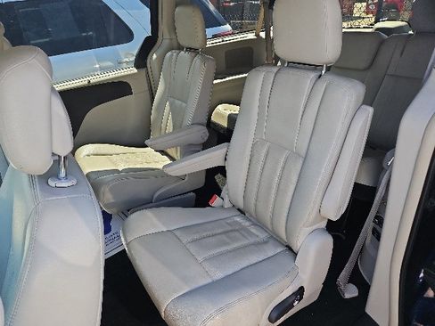 Used 2013 Chrysler Town & Country Touring-L w/ Driver Convenience Group FWD image 5