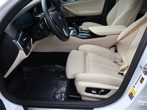 Certified 2023 BMW 530e w/ Convenience Package image 16