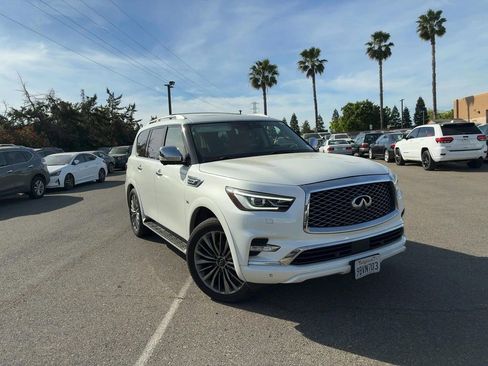 Used 2018 INFINITI QX80 4WD w/ Deluxe Technology Package image 3