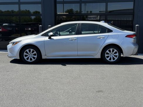 Used 2024 Toyota Corolla LE FWD image 2