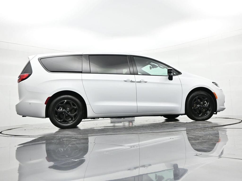 Used 2024 Chrysler Pacifica Limited FWD image 23