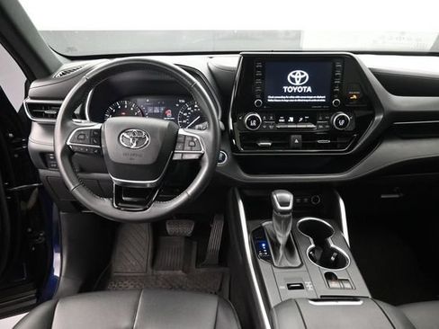 Used 2021 Toyota Highlander XSE FWD image 11