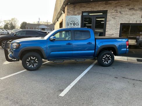 Used 2017 Toyota Tacoma TRD Off-Road w/ Premium & Technology Package image 2