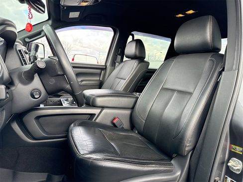 Used 2019 Nissan Titan SL w/ Midnight Edition image 11
