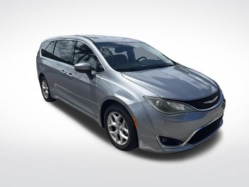 Used 2017 Chrysler Pacifica Touring Plus w/ Tire & Wheel Group FWD image 2