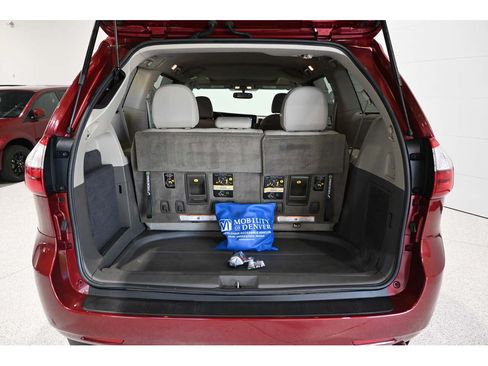 Used 2017 Toyota Sienna XLE FWD image 25