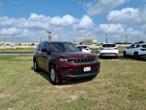 Used 2024 Jeep Grand Cherokee Laredo RWD image 7