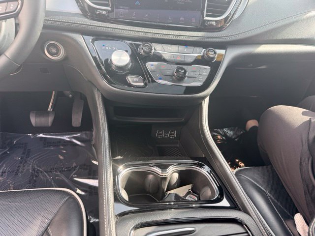 Used 2025 Chrysler Pacifica Limited FWD image 40