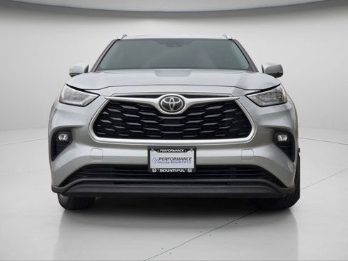 Used 2020 Toyota Highlander XLE image 2