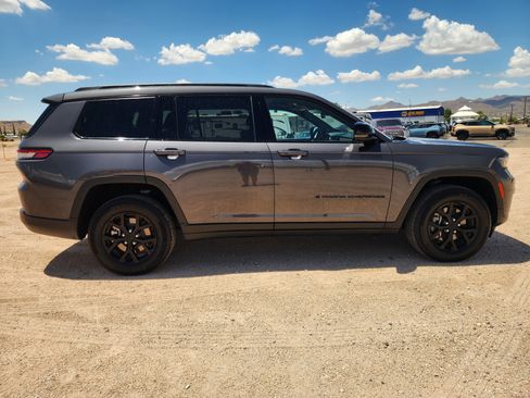 Used 2024 Jeep Grand Cherokee L Altitude AWD/4WD image 4