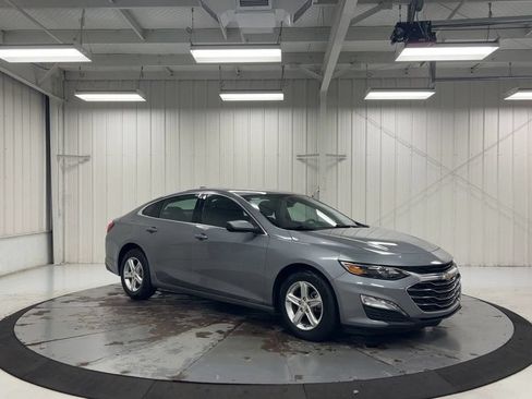 Used 2023 Chevrolet Malibu LT FWD image 2