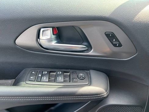 Used 2025 Chrysler Pacifica Select FWD image 13
