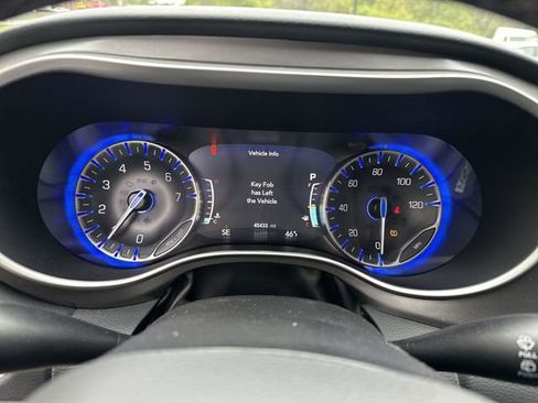 Used 2023 Chrysler Pacifica Touring-L FWD image 12