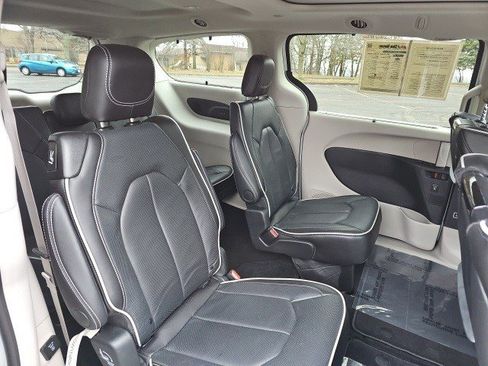 Used 2024 Chrysler Pacifica Limited w/ Uconnect Theater Family Group image 16