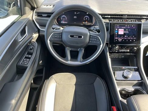 New 2025 Jeep Grand Cherokee Altitude image 14