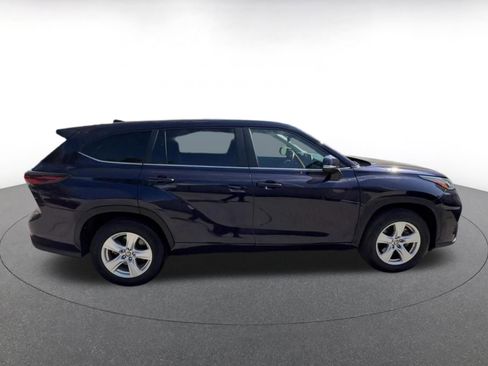 Used 2025 Toyota Highlander LE FWD image 16