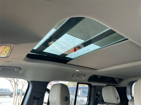 Used 2023 Land Rover Defender 110 SE image 23