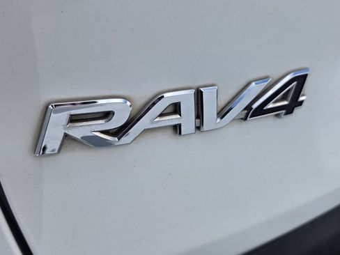 Used 2019 Toyota RAV4 XLE Premium FWD image 9