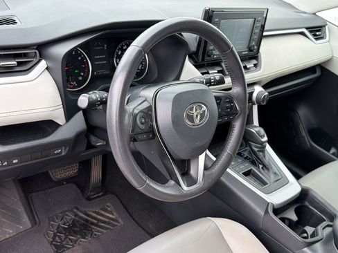 Used 2021 Toyota RAV4 XLE Premium FWD image 4
