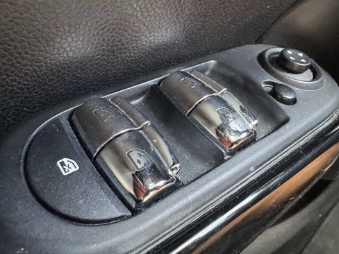 Used 2019 MINI Cooper 4-Door Hardtop w/ Signature Upholstery Package image 16