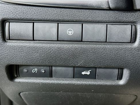 Used 2022 Nissan Rogue SV w/ SV Premium Package FWD image 17