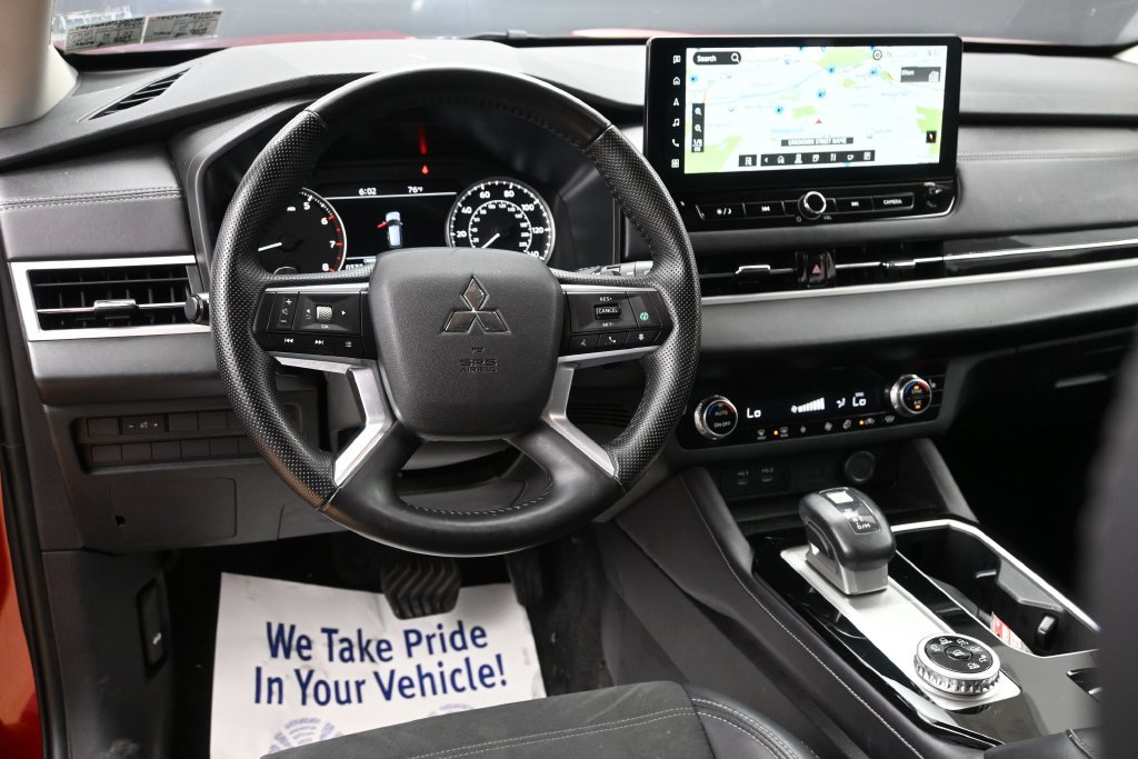 Used 2025 Mitsubishi Outlander SE AWD/4WD image 14