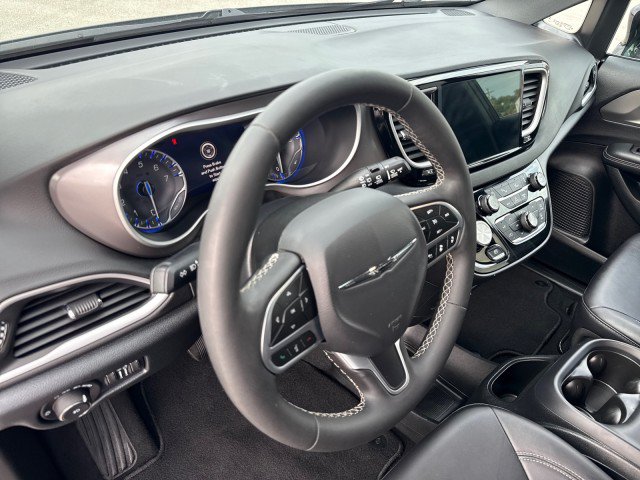 Used 2025 Chrysler Pacifica Select FWD image 17