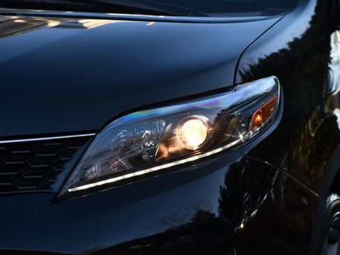 Used 2020 Toyota Sienna SE image 4