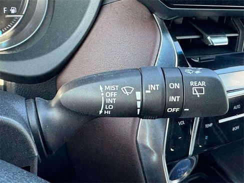 Used 2022 Toyota Venza XLE image 24