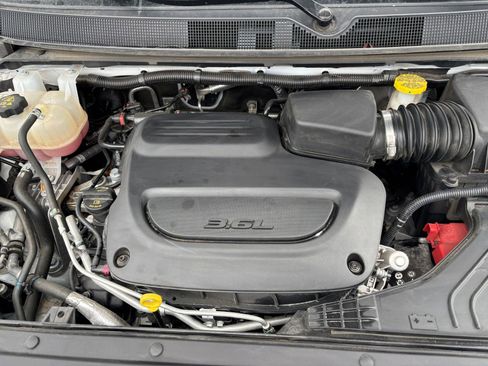 Used 2025 Chrysler Pacifica Limited image 34