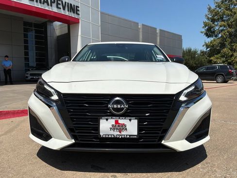 Used 2025 Nissan Altima 2.5 SV FWD image 3