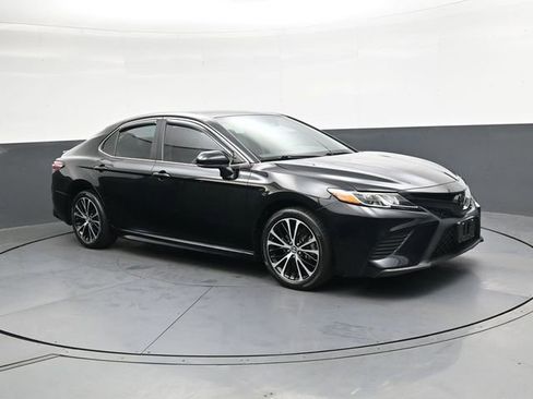 Used 2020 Toyota Camry SE image 2