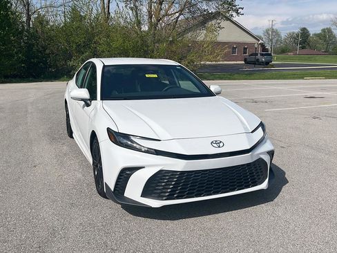Used 2025 Toyota Camry SE image 7