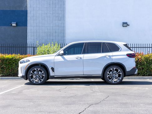 Used 2025 BMW X5 xDrive40i w/ Premium Package image 2