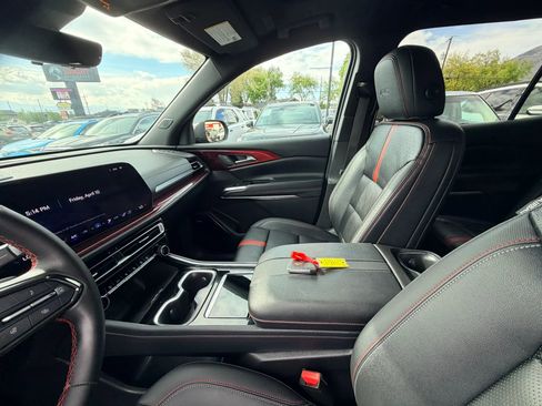 Used 2024 Chevrolet Traverse RS image 12