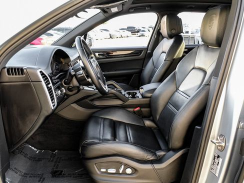 Used 2020 Porsche Cayenne image 3