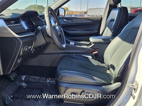 New 2025 Jeep Grand Cherokee Altitude image 5