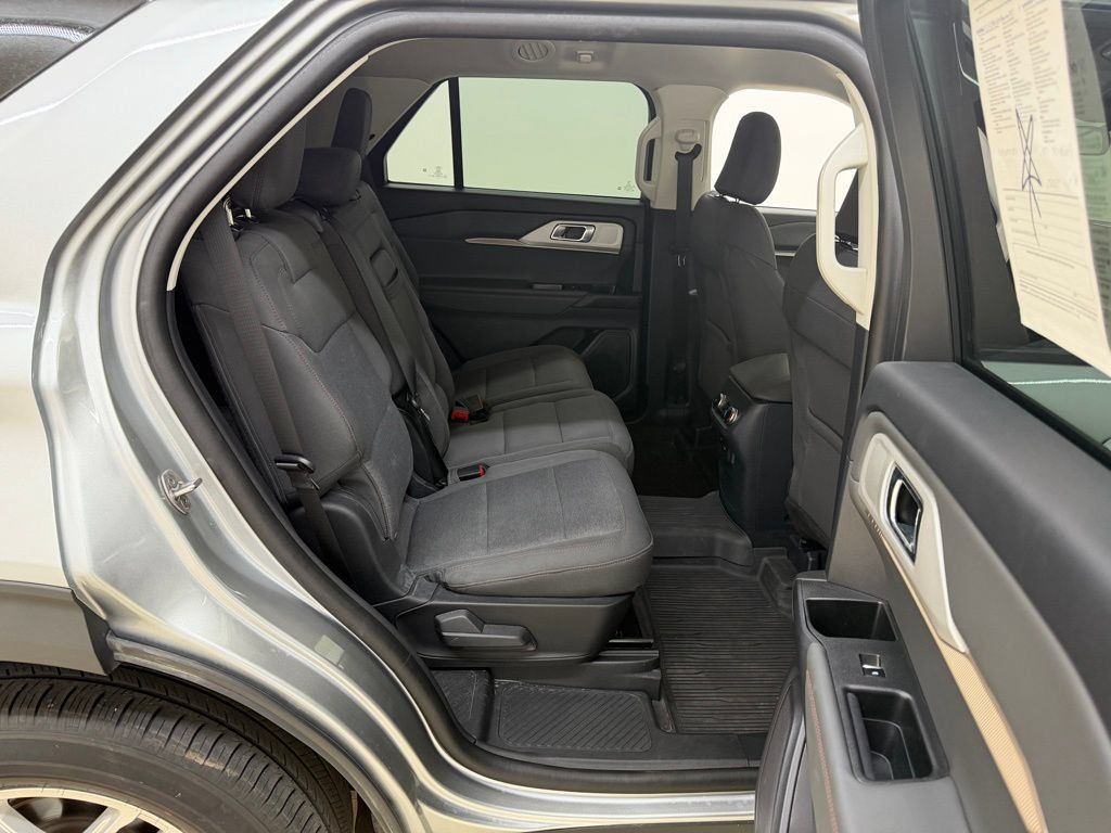 Used 2025 Ford Explorer Active AWD/4WD image 15