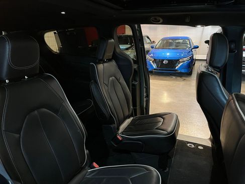 Used 2025 Chrysler Pacifica Limited image 41