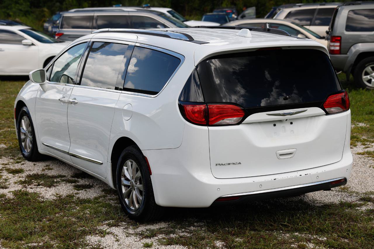 Used 2018 Chrysler Pacifica Touring-L FWD image 5