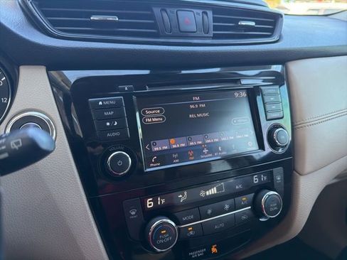 Used 2018 Nissan Rogue SL w/ Premium Package image 13