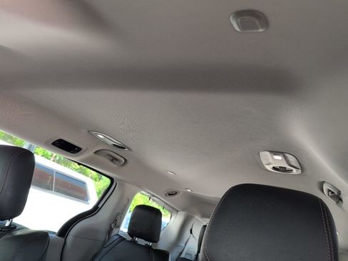 Used 2020 Chrysler Pacifica Touring-L image 9