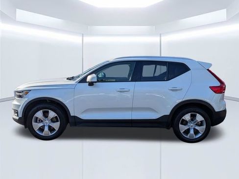 Used 2021 Volvo XC40 T4 Momentum w/ Premium Package FWD image 8